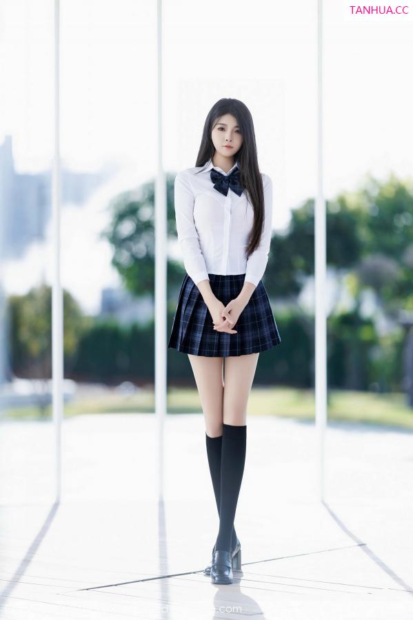   [XiuRen]高清写真图 2024.12.30 No.9682 初梦瑶 短裙美腿第11张图片
